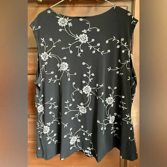 JKLA II Plus Sleeveless Black Floral Top - Picture 2 of 6